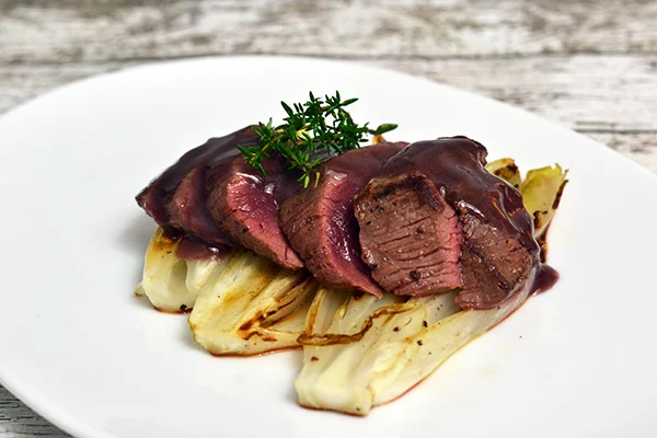 Hertenbiefstuk met rode wijnsaus