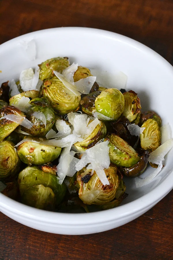 Geroosterde spruitjes met citroen en parmezaan 1 Geroosterde spruiten met parmezaan