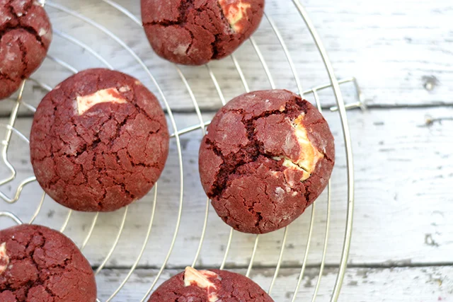 Video: Red Velvet koekjes met witte chocolade 6 Red Velvet koekjes met witte chocolade