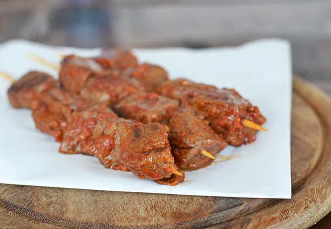 Biefstukspiezen in geroosterde paprikamarinade