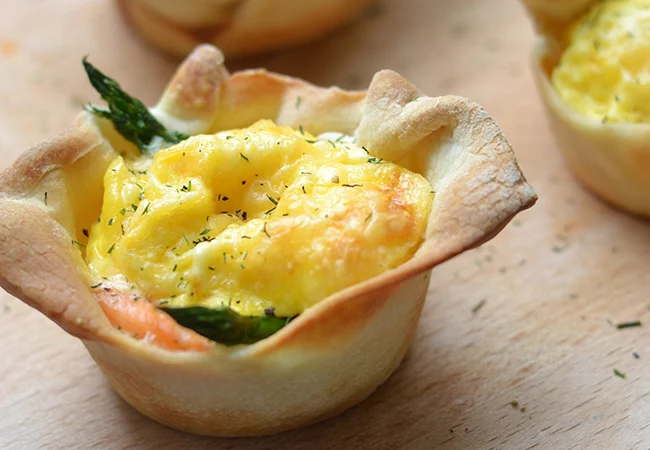 Mini quiches met gerookte zalm en groene asperges 23 Mini Quiches met gerookte zalm en groene asperges