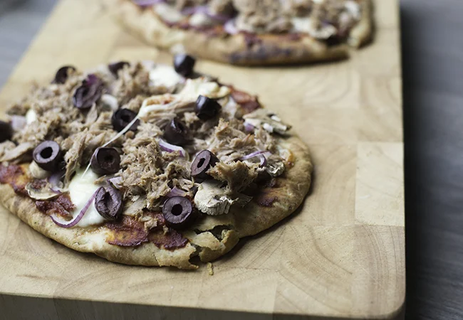 Naanpizza met tonijn