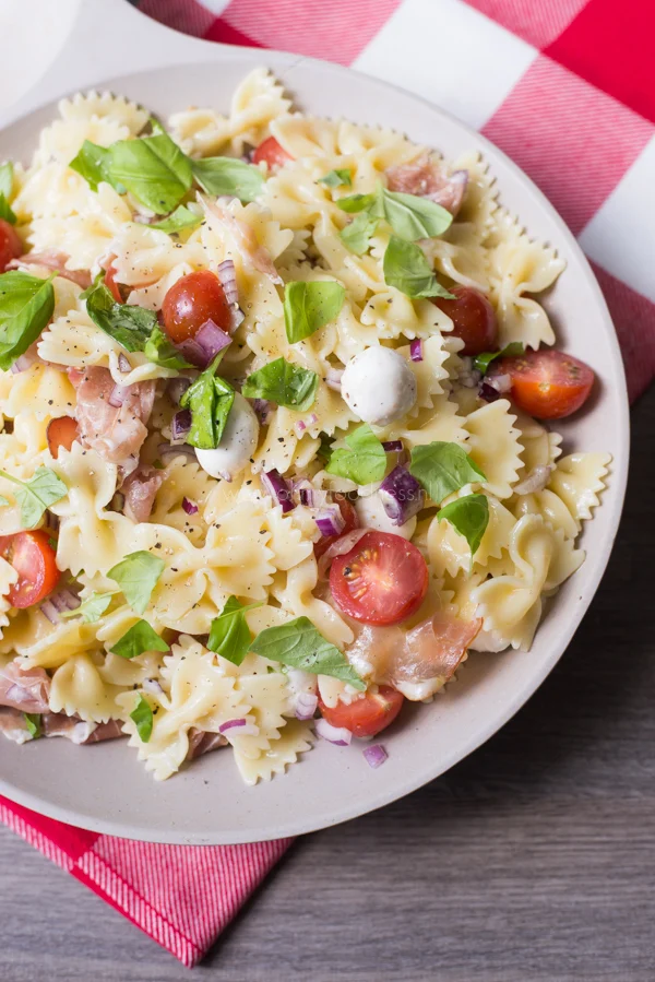 Video: Caprese Pastasalade 1 Caprese Pastasalade