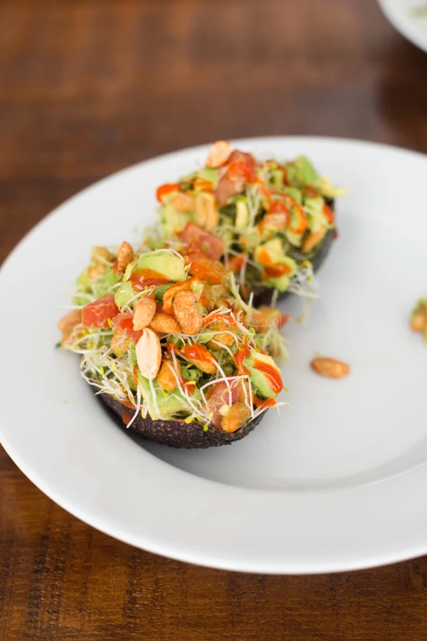 Pittig gevulde avocado's 