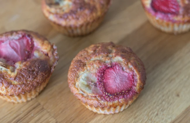 Video: Bananenbroodmuffins met aardbei 12 Bananenbroodmuffins met aardbei