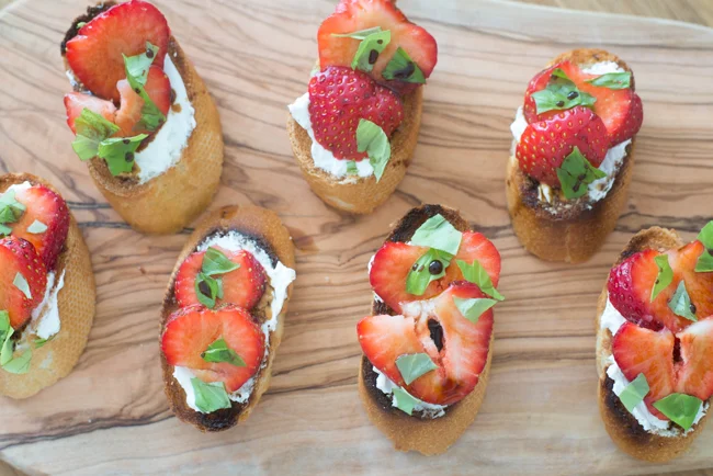 Video: Bruschetta's met aardbeien en geitenkaas 19 Bruschetta's met aardbeien en geitenkaas