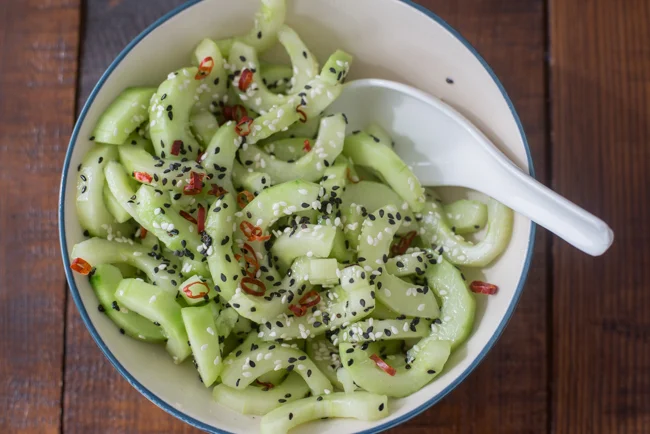 Super snel bijgerecht: Komkommer-sesamsalade 10 Komkommer-sesamsalade