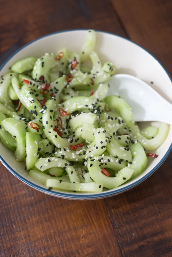 Super snel bijgerecht: Komkommer-sesamsalade 1 Komkommer-sesamsalade