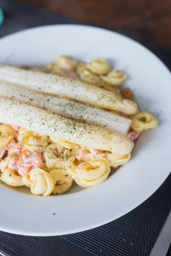 Tortellini met witte asperges en gerookte zalm 1 Tortellini met witte asperges