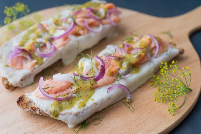 Broodje geitenkaas met zalm