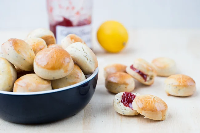 Mini citroenscones met maanzaad