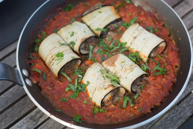 Auberginerolletjes in tomatensaus
