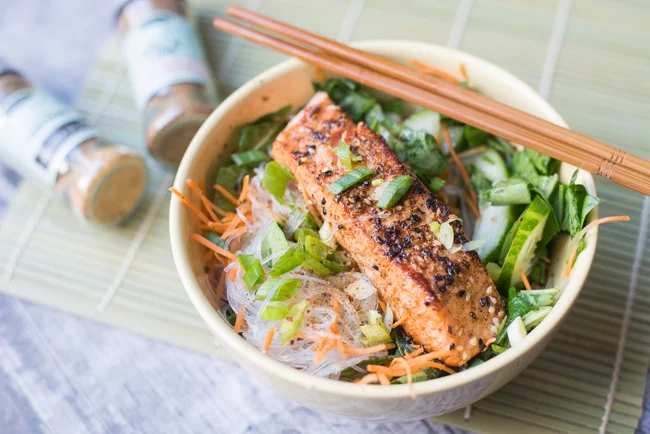 Glasnoedelsalade met Zalm en Paksoi 15 Glasnoedelsalade met zalm en paksoi