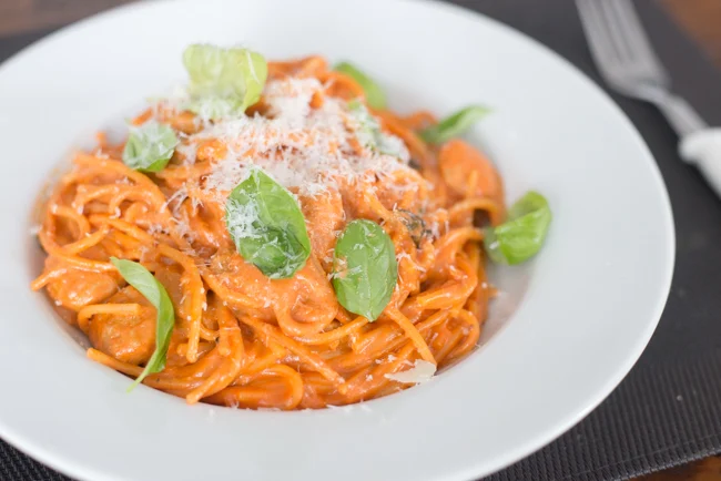 Spaghetti met tomatenroomsaus en worstjes 24 Spaghetti met tomatenroomsaus en worstjes