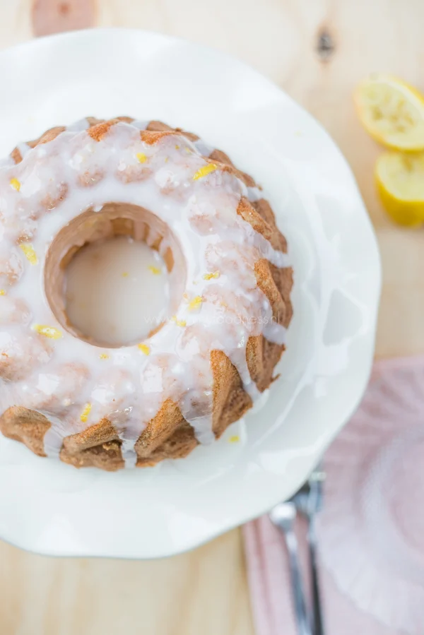 Luchtige vanillecake met citroenglazuur
