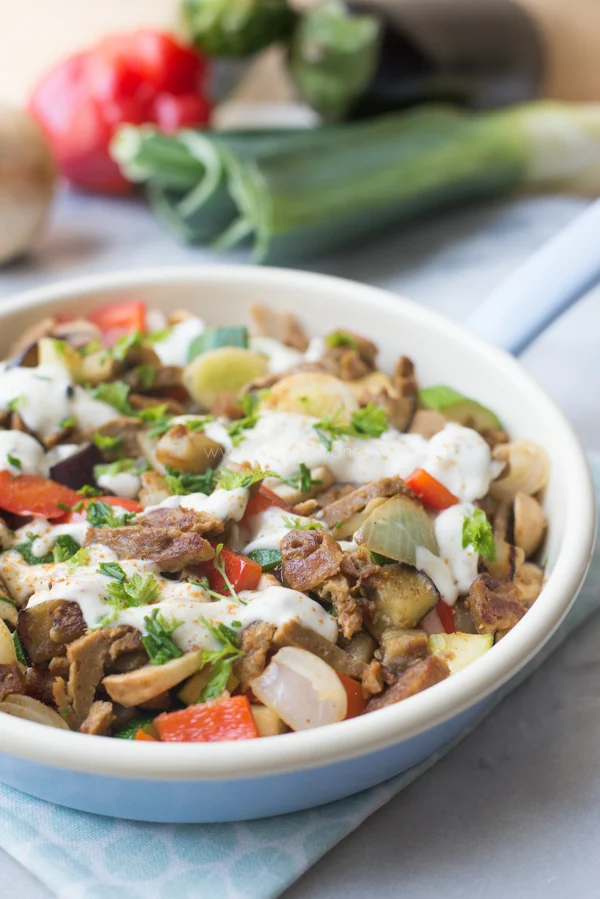 Vegetarisch Shoarmapannetje met yoghurt-knoflooksaus 1 Vegetarisch shoarmapannetje