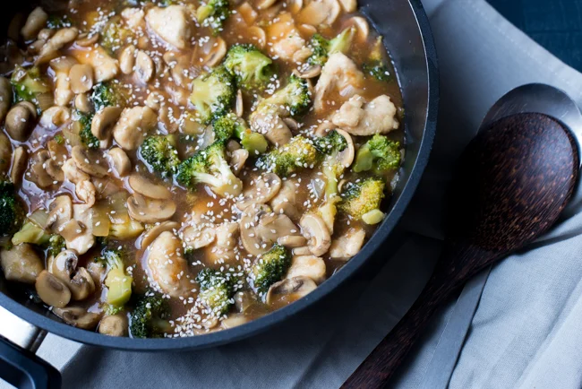 Broccoli-pannetje met kip en champignons
