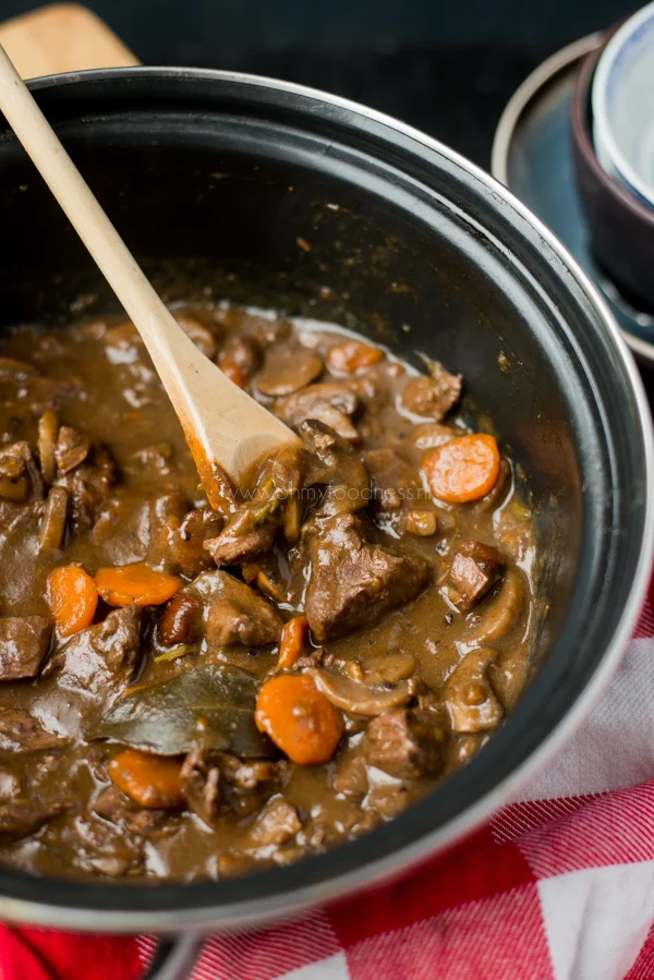 Hertenstoofvlees met rode wijn 1 Hertenstoofvlees met rode wijn