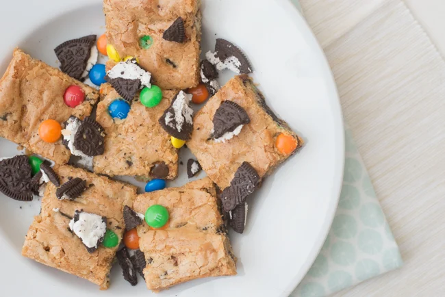 Video: M&M Oreo Blondies met Twix 25 M&M Oreo Blondies met Twix