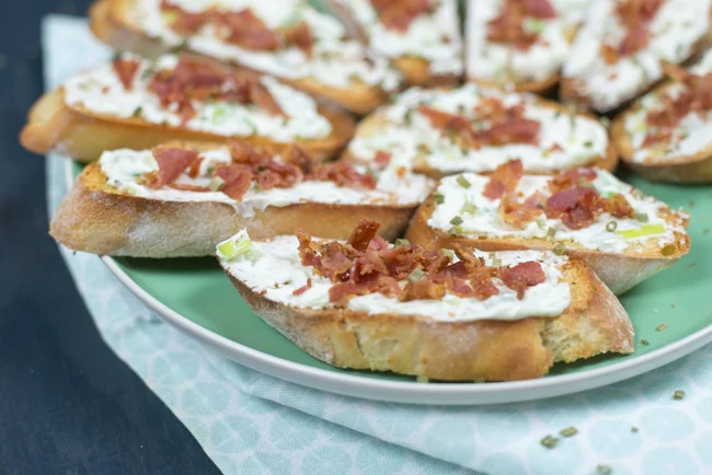 Crostini met frisse roomkaas en bacon