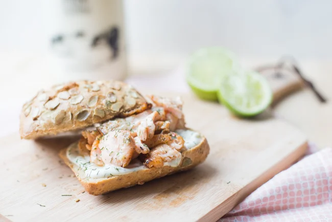 Broodje zalm met limoen-dille aïoli 16 Broodje zalm met limoen-dille aioli