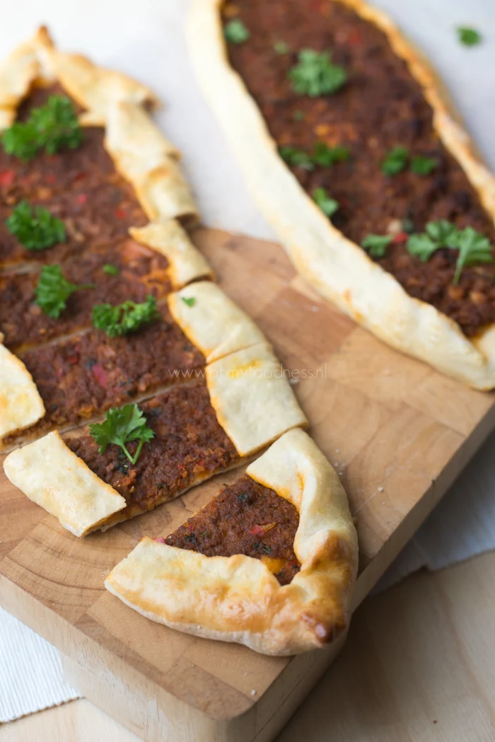 Video: Turkse pide met gehakt 1 Turkse pide