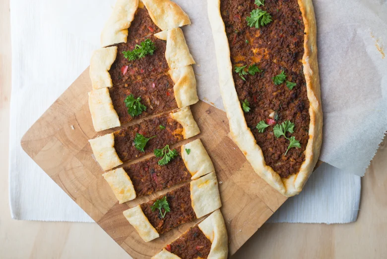 Video: Turkse pide met gehakt 9 Turkse pide