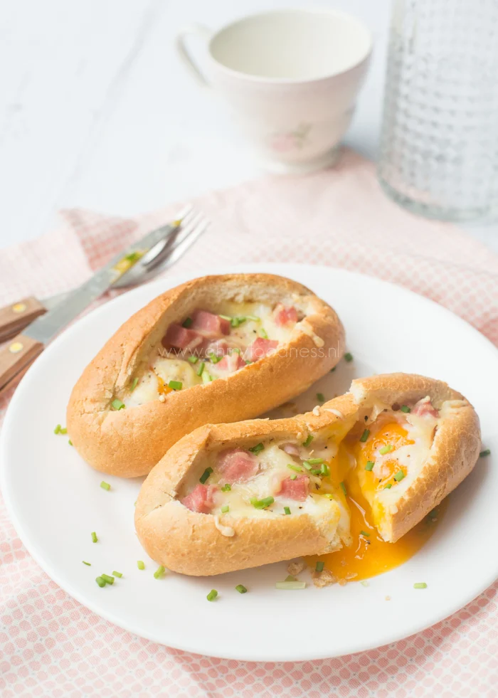 Met ei gevulde broodjes