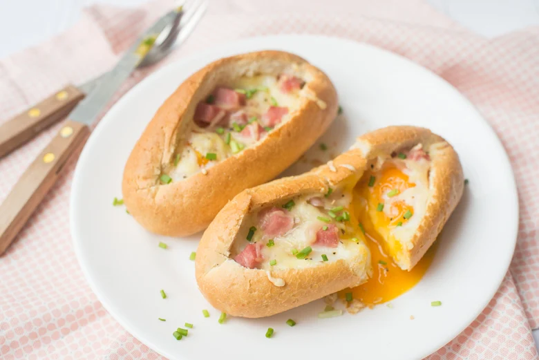 Met ei gevulde broodjes