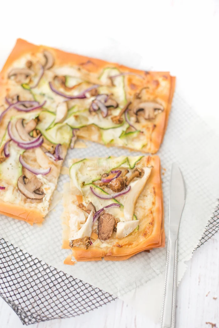 Plaattaart van filodeeg met paddenstoelen 1 Plaattaart van filodeeg met paddenstoelen