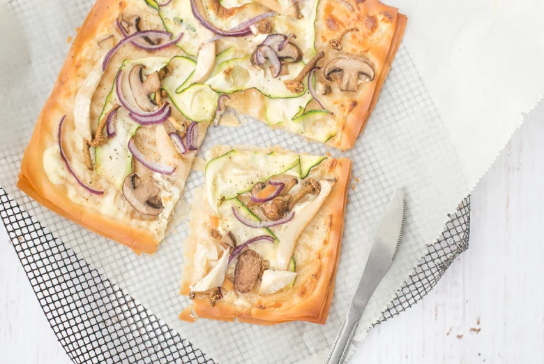 Plaattaart van filodeeg met paddenstoelen