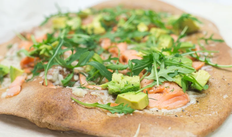 volkorenpizza met gerookte zalm en avocado