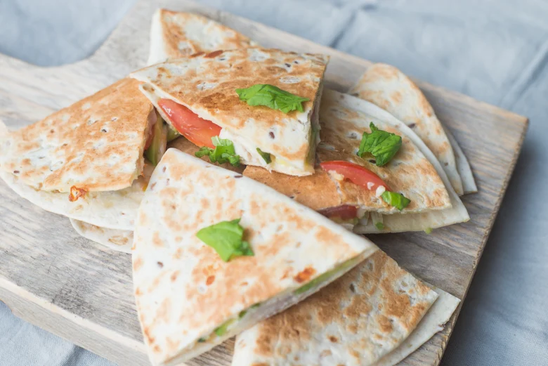 Caprese quesadilla's met kip en avocado 5 Caprese quesadilla's met kip en avocado