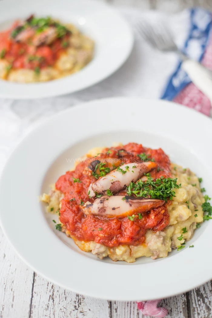 Gevulde calamaris met tomatensaus en polenta 1 Gevulde calamaris in tomatensaus met polenta