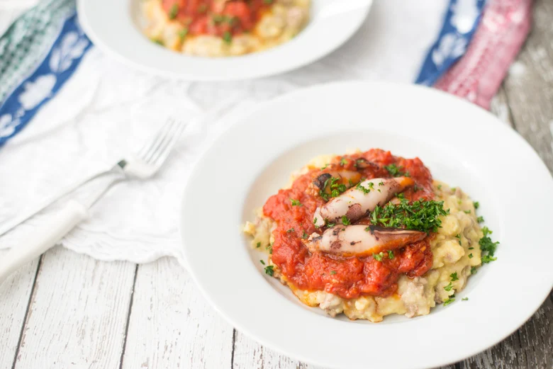 Gevulde calamaris in tomatensaus met polenta