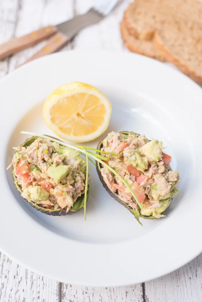Video: Met tonijnsalade gevulde avocado 1 Met tonijnsalade gevulde avocado