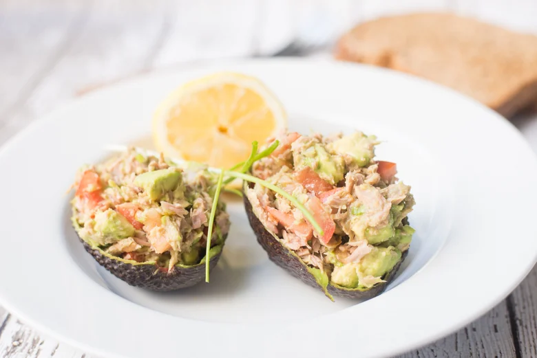 Video: Met tonijnsalade gevulde avocado 12 Met tonijnsalade gevulde avocado