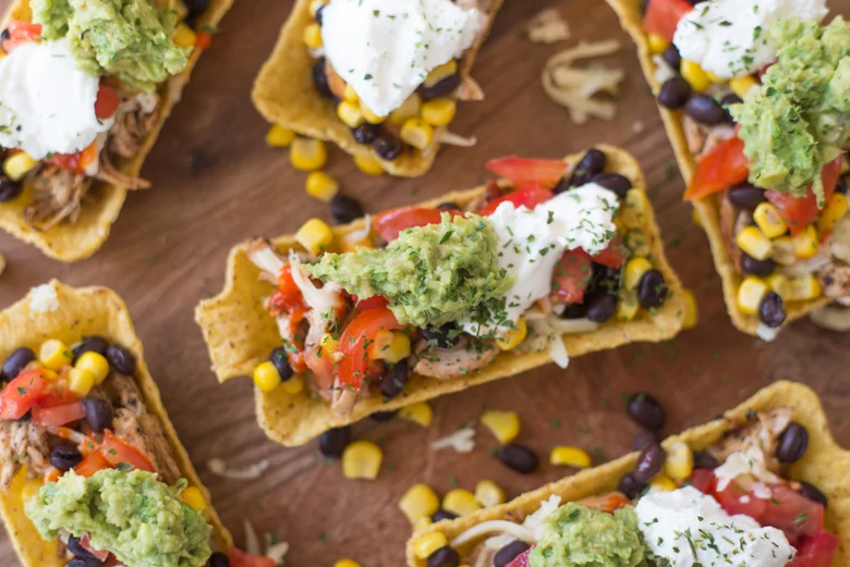 Tacocups met geplozen kip