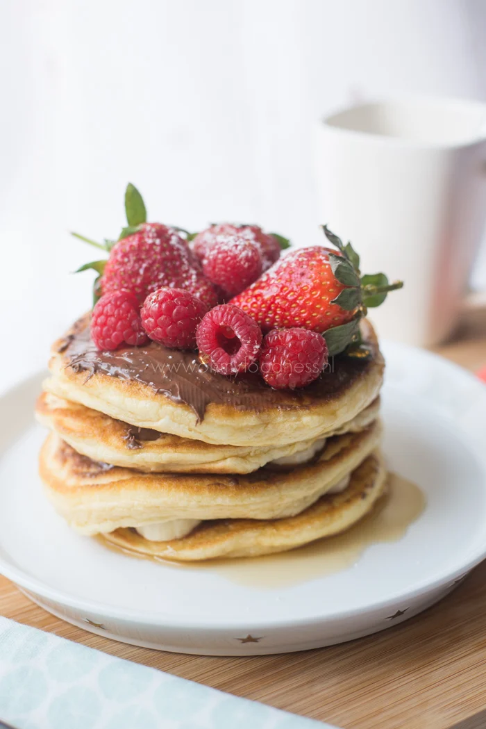 Moederdagontbijt: American pancakes met chocoladepasta en banaan 2 American pancakes met Nutella en banaan