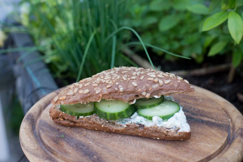Broodje kruidenkaas met komkommer