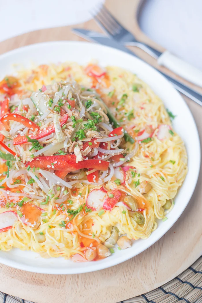 Noedelpannenkoek met taugésalade 1 Noedelpannenkoek met taugésalade