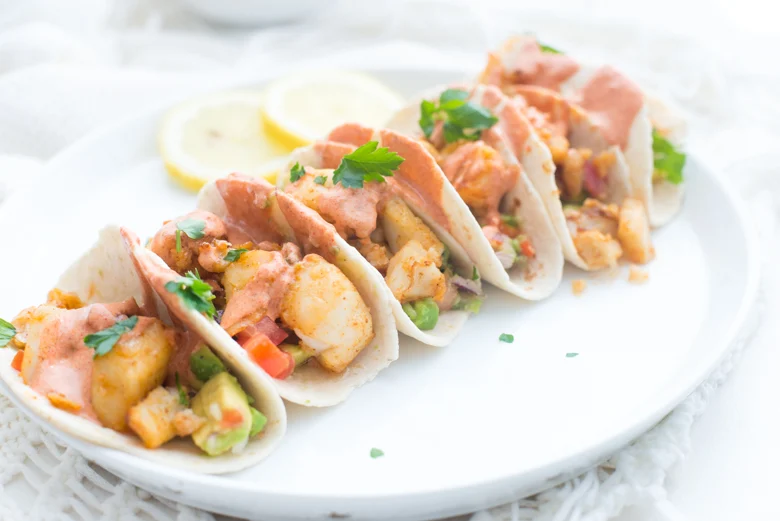 Vistaco's met rode yoghurtsaus