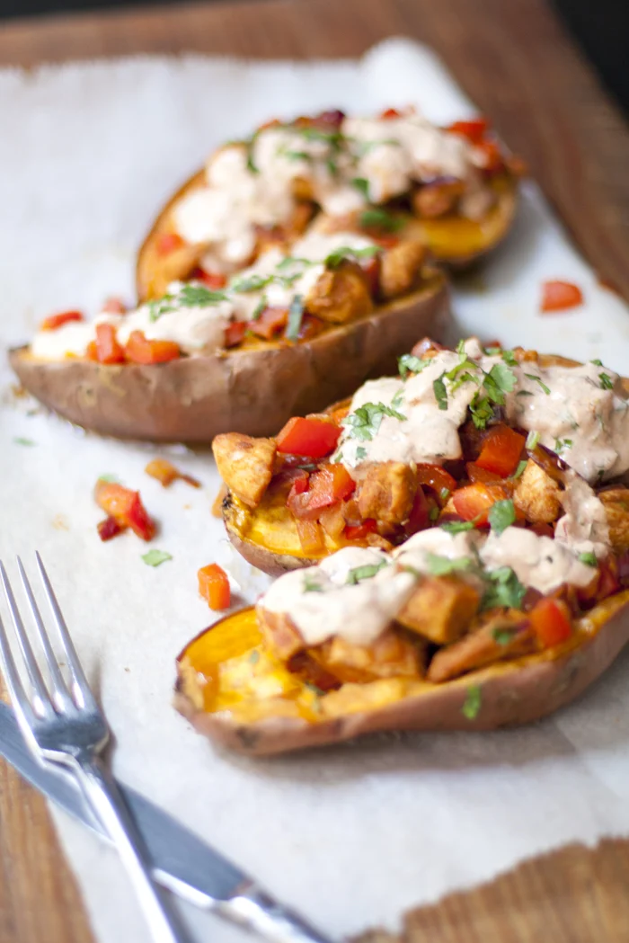 Zoete aardappel met kip en koriander 1 OMF_Vivian_ZoeteAardappelKipKoriander_700x1049