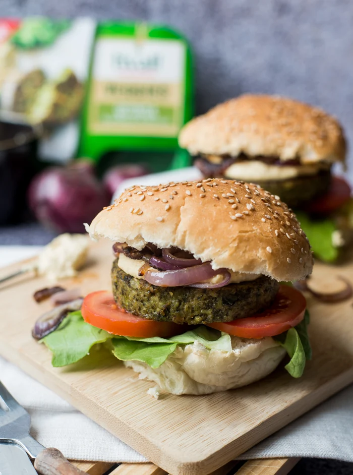 Groenteburgers met hummus en rode ui + Win een reis naar NYC! 2 Groenteburger met hummus en rode ui