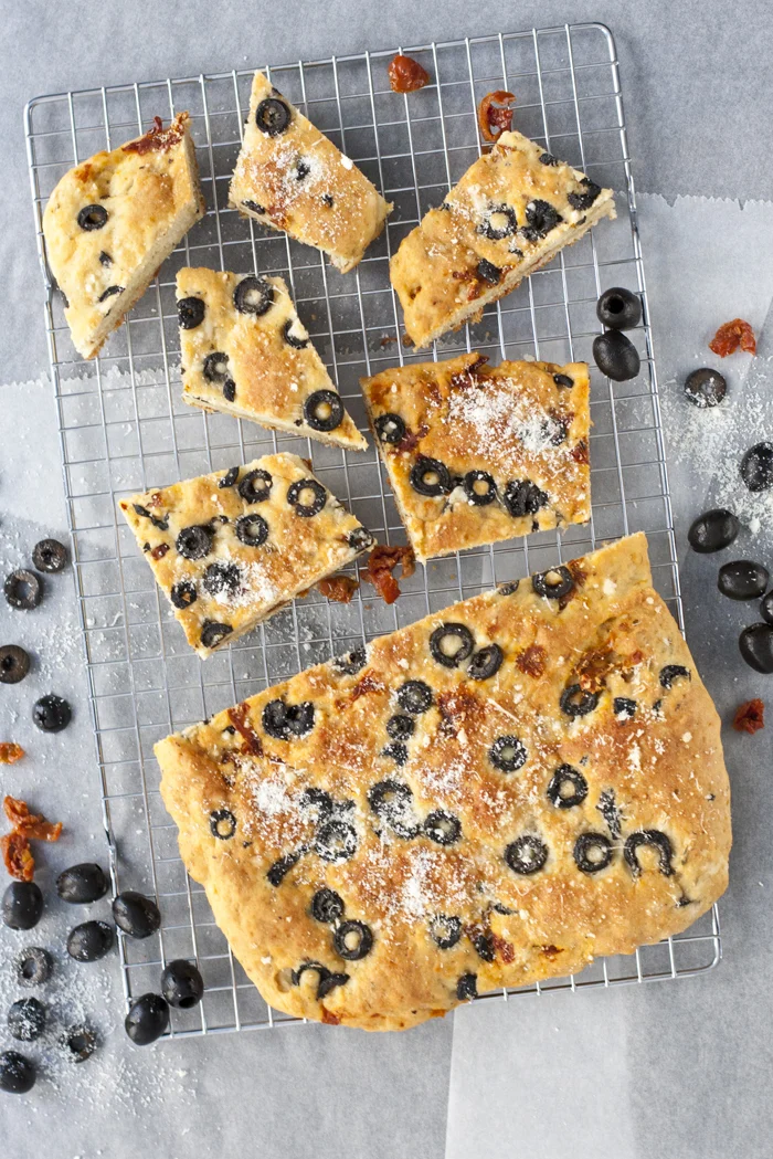 Olijvenbrood met zongedroogde tomaatjes en parmezaan 1 OMF_Vivian_Olijvenbrood