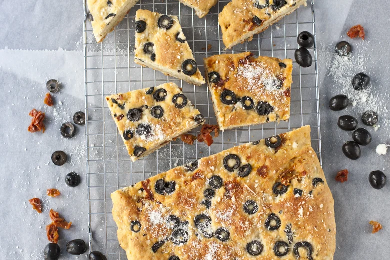 Olijvenbrood met zongedroogde tomaatjes en parmezaan 37 OMF Vivian Olijvenbrood FI