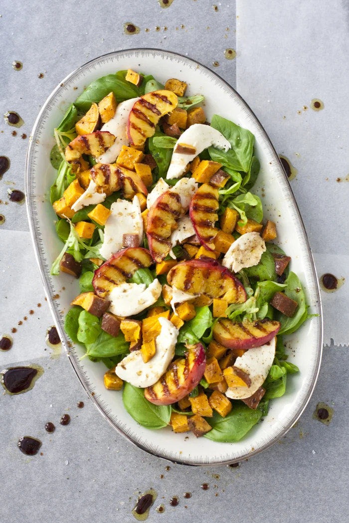 Zomerse salade met gegrilde perzik en zoete aardappel 1 OMF_Vivian_ZomerseSaladeGegrildePerzik