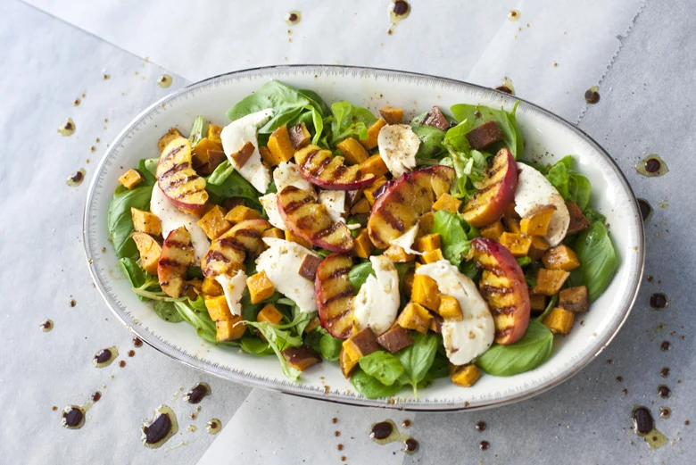 Zomerse salade met gegrilde perzik en zoete aardappel 20 OMF Vivian ZomerseSaladeGegrildePerzik FI