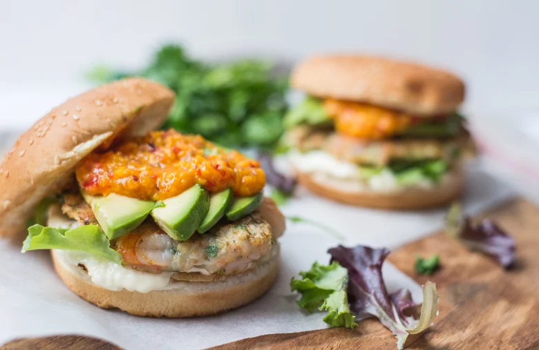 Garnalenburgers met avocado en mangosalsa 31 Garnalenburger met avocado en mangosalsa