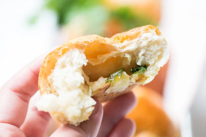 Video: Gevulde Knoflook-Kaasbroodjes 2 Gevulde knoflook-kaasbroodjes